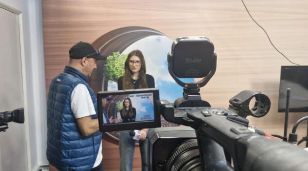 compas studentii de la universitatea titu maiorescu experienta practica in studioul dcnews