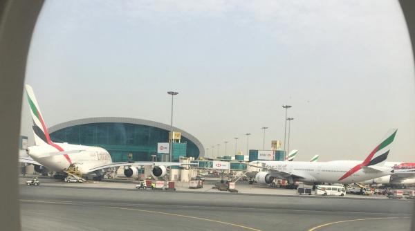 momentul in care aeroportul din dubai e lovit de o drona video viral