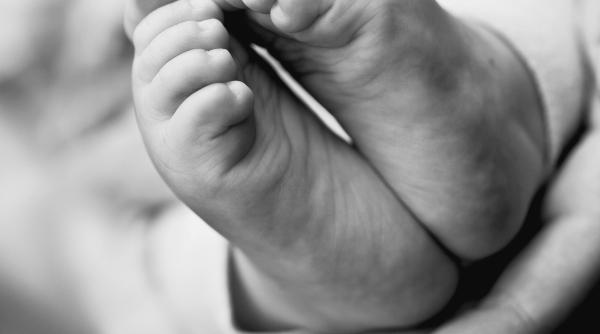 o familie cu un bebelus de 8 luni nu a avut prioritate in avionul mae a primit un raspuns de la consulat dupa 10 zile