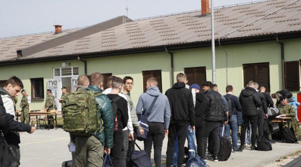 sute de tineri prezenti la recrutare in croatia dupa reintroducerea serviciului militar obligatoriu