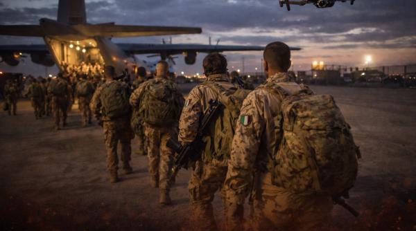 ce s a intamplat la baza militara italiana din irak italia isi evacueaza personalul