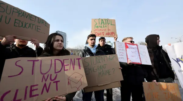 protest al studentilor impotriva masurilor guvernului ministrul educatiei dialog cu tinerii in piata victoriei
