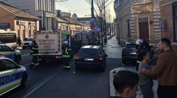 moarte fulgeratoare pe trotuar o tanara a fost strivita de un autoturism proiectat dupa o coliziune cu o alta masina vis a vis de primaria cluj