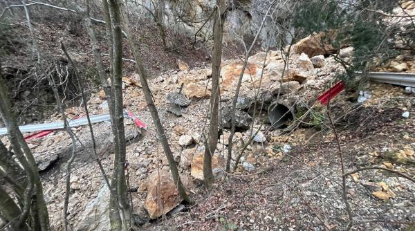 alunecare de teren intr o zona frecventata de turisti din municipiul brasov acces restrictionat