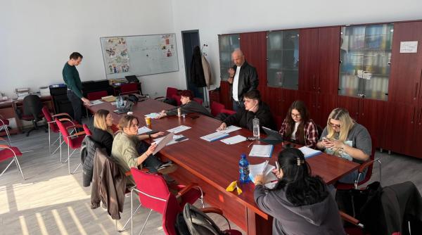 compas cum invata studentii sa analizeze media si sa gestioneze crize de comunicare