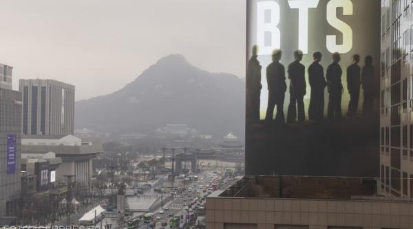 revenirea trupei k pop bts prin ochii fostului ambasador sud coreean in romania kap soo rim imagini de colectie cu pregatiri intense