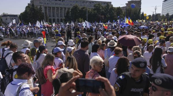 val de proteste in romania minerii isi striga nemultumirile in strada profesorii ameninta cu greva video