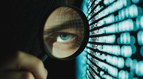 o romanca este implicata in actiunea de spionaj de la baza navala hm clyde ea si un iranian retinuti