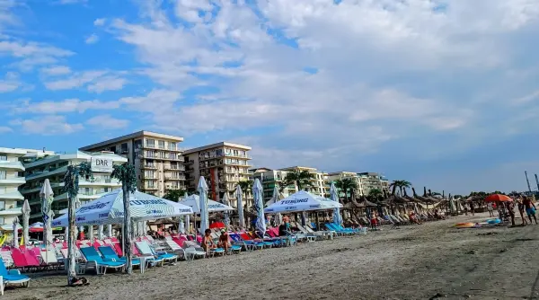 sezonul estival 2026 sub semnul incertitudinii autoritatile chemate sa intervina in haosul zonelor de sezlonguri vs prosoape