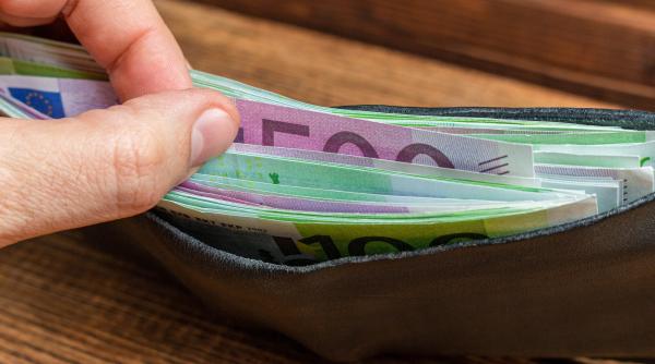 un jandarm a gasit intr o parcare o borseta cu 4 500 de euro peste 7 500 de lei si carduri bancare