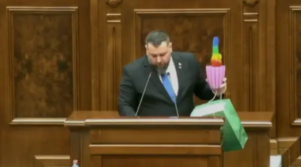 hohote de ras in parlament un senator aur a adus un cactus in culorile curcubeului si l a dedicat membrilor usr