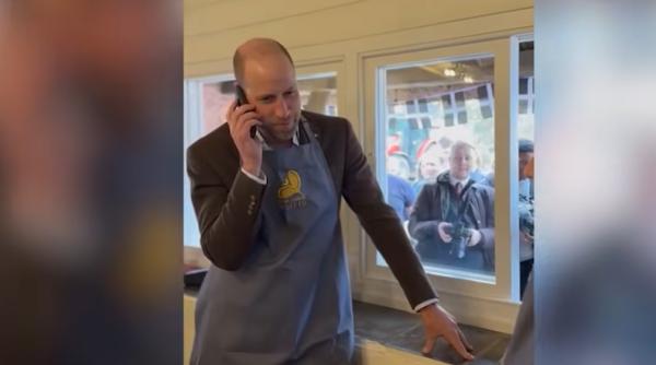 printul william a incurcat o comanda la telefon si a starnit hohote de ras