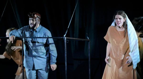 spectacolul omul cel bun din siciuan o parabola moderna despre fragilitatea binelui intr o lume nedreapta la teatrul infinit