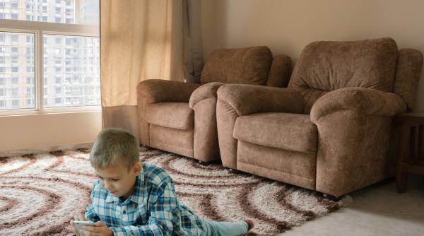 un copil de 4 ani si a salvat mama dupa ce a raspuns singur la telefonul aceasta era lesinata din cauza unei scurgeri de gaze