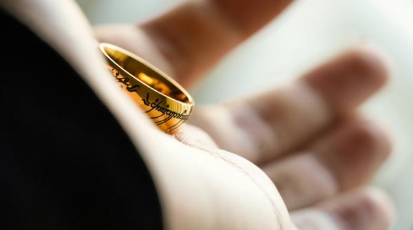 stapanul inelelor revine comediantul stephen colbert se alatura proiectului umbra trecutului