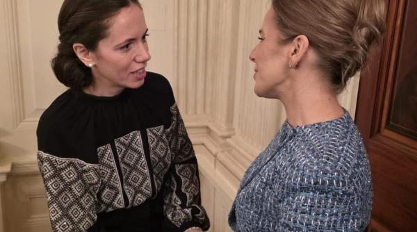 tinuta mirabelei gradinaru din timpul vizitei in sua ioana mandache comparatie cu carmen iohannis e pentru prima data