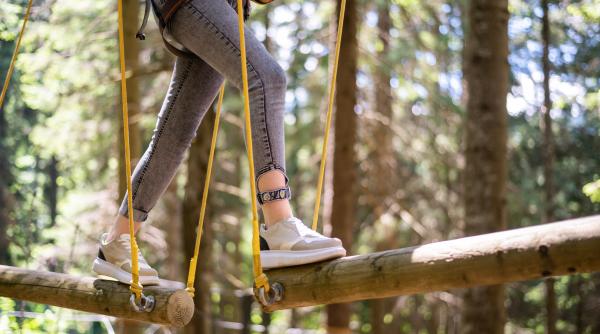 lua ajutor social pentru ca e prea bolnava sa iasa din casa a fost surprinsa pe tiroliana in mexic