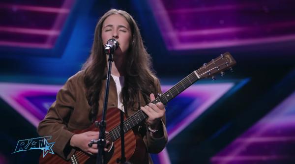 sabina bucea revelatia serii la romanii au talent o chitara o voce si un moment sensibil