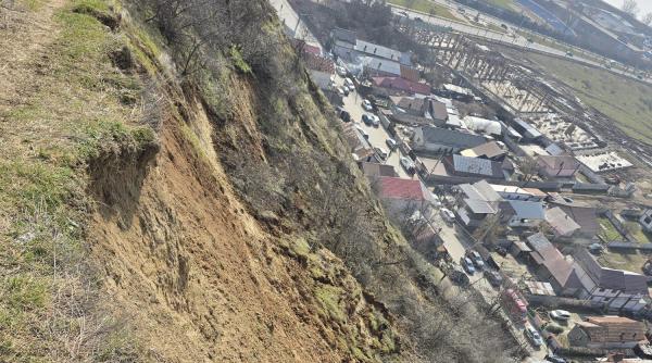 noi informatii despre alunecarea de pe dealul gradiste din slatina cinci locuinte in pericol de prabusire locuitorii evacuati reclama conditii insalubre