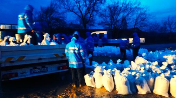 viitura pe raul putna in plina desfasurare diguri mobile si mii de saci de nisip instalate pentru protejarea localitatii mircesti