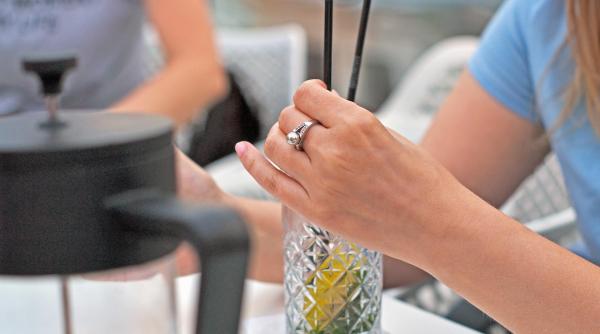 tara din europa in care sarutarea mainii unei femei poate fi considerata agresiune sexuala