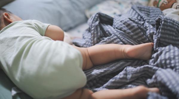 un baietel de doar un an a murit dupa ce s a inecat cu unghia falsa a mamei sale