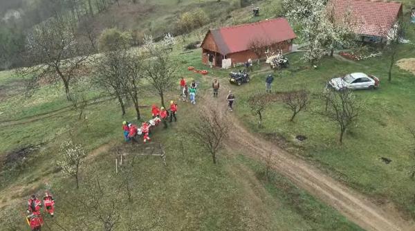 video persoana inconstienta scoasa din locuinta si dusa la spital cu ajutorul salvamontistilor