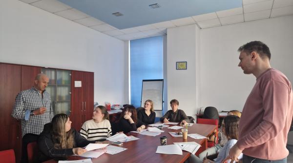 compas cum au transformat studentii un text intr o stire si cum exerseaza stand up ul