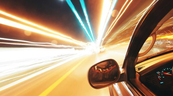 haos in wuhan peste 100 de robotaxiuri s au oprit pe drumuri si autostrazi o defectiune de sistem a blocat traficul si pasagerii in masini video