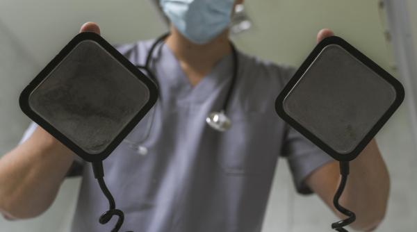 Defibrilator furat dintr-o stație din Iași. Apel pentru găsirea lui: „De vândut, nu îl poți vinde”