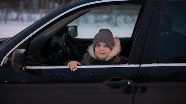 riscul la care iti supui copilul in masina daca il intorci cu fata la sensul de mers de la o varsta frageda