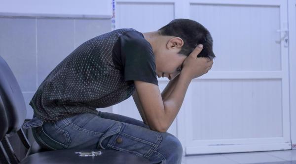 De ce ”cad” copiii de la etaj: ce le lipsește copiilor care ”au totul” VIDEO. Exemplul unei adolescente care s-a gândit brusc la suicid când a aflat o veste cumplită