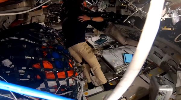 astronautii misiunii artemis ii au izbucnit in lacrimi motivul emotionant pentru care un crater a fost denumit carroll video viral