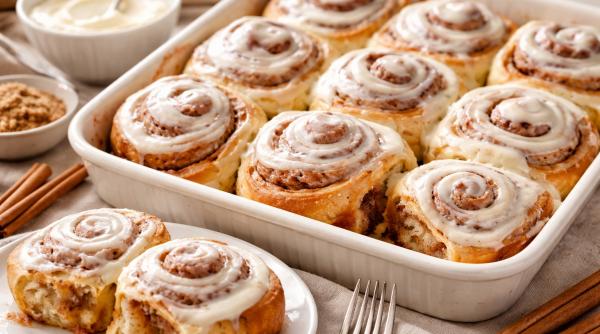cinnamon rolls desertul care cucereste bucatariile romanilor reteta completa pentru rulouri pufoase cu scortisoara