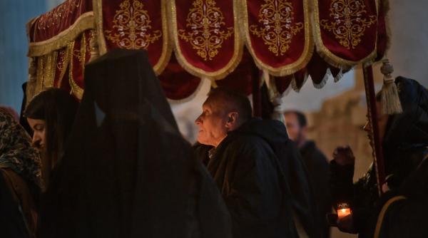 traditii in vinerea mare zi de post negru de ce se trece de trei ori pe sub masa