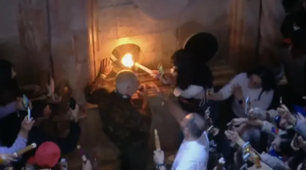 s a aprins lumina sfanta la ierusalim cand ajunge in romania video