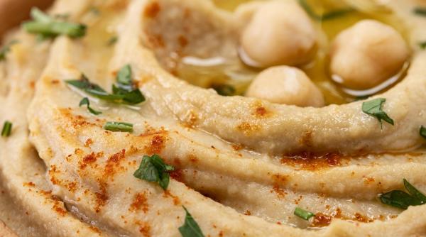 Ce este tahini și de ce a ajuns un ingredient de bază în tot mai multe bucătării