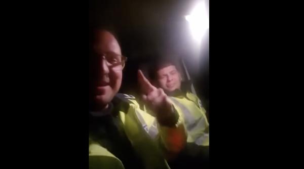 sa sara permisele doi politisti s au filmat in autospeciala cantand manele video