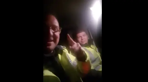 sa sara permisele doi politisti s au filmat in autospeciala cantand manele video