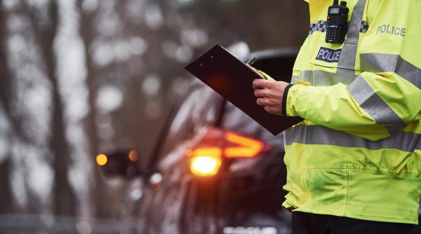 Tânăr din Sălaj, arestat după ce a atacat un polițist cu o sticlă