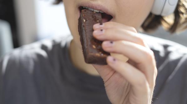 Ai voie să mănânci ciocolată când ții dietă? Greșeala care îți sabotează rezultatele