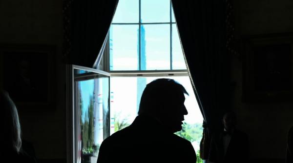 donald trump noua imagine cu isus hristos de data aceasta il imbratiseaza mi se pare destul de frumos foto in articol