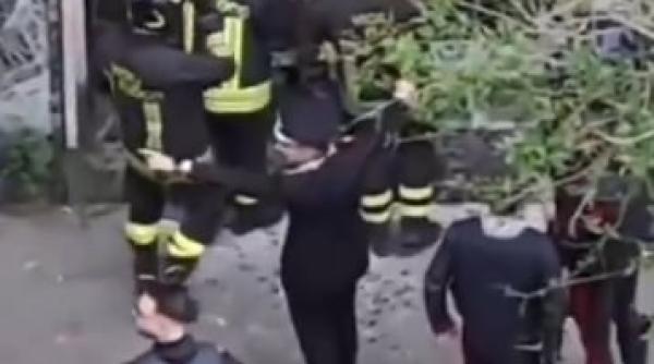 atac armat intr o banca din italia 25 de persoane luate ostatice video