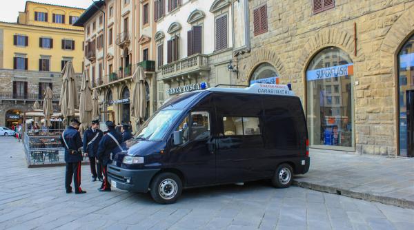jaf cu luare de ostatici la o banca din napoli atacatorii s au baricadat cu 30 de oameni in interiorul cladirii video