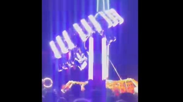 momente de groaza pentru zece tineri ramasi blocati cu capul in jos intr o tiribomba la caransebes video