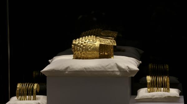 coiful de aur de la cotofenesti si bratarile dacice furate s au intors in romania