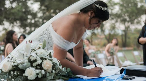 De ce semnează femeia prima la Starea Civilă: explicația care schimbă percepția asupra unei „tradiții”