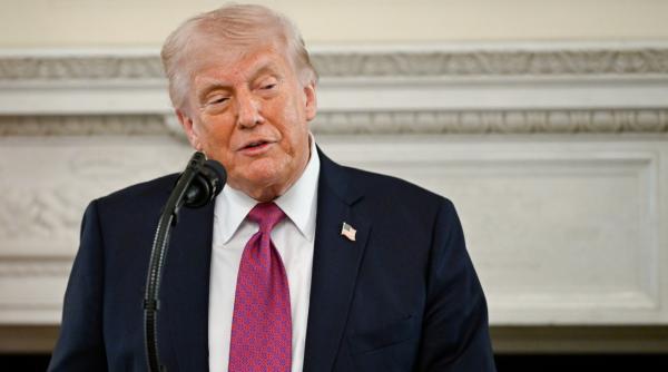 donald trump citeste din biblie in plin conflict in iran si tensiuni cu papa leon video