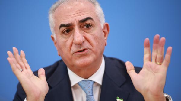 reza pahlavi printul mostenitor iranian stropit cu lichid rosu la berlin dupa ce a criticat armistitiul sua iran