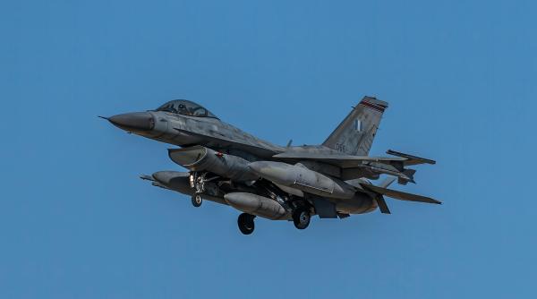 un pilot care isi facea selfie a provocat o coliziune in aer intre avioane de vanatoare f 15k